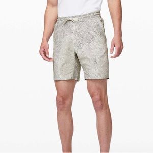Men’s Lululemon Bowline Shorts 8” Beige and Black Polka Dot